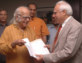 The Prof. Yashpal Committee Report being submitted to the Union Minister of Human Resource Development, Shri Kapil Sibal by Prof. Yashpal, in New Delhi on June 24, 2009. 