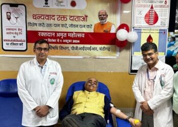 Prof. Vivek Lal, Director, PGIMER, chandigarh led the campaign by donatingdonating blood on this occasion