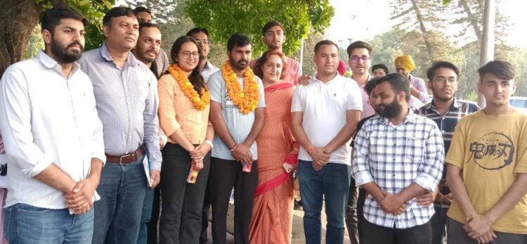 एबीवीपी पंजाब यूनिवर्सिटी के सदस्यों ने विश्वविद्यालय द्वारा प्रमुख मांगों को स्वीकार करने के बाद भूख हड़ताल समाप्त की।