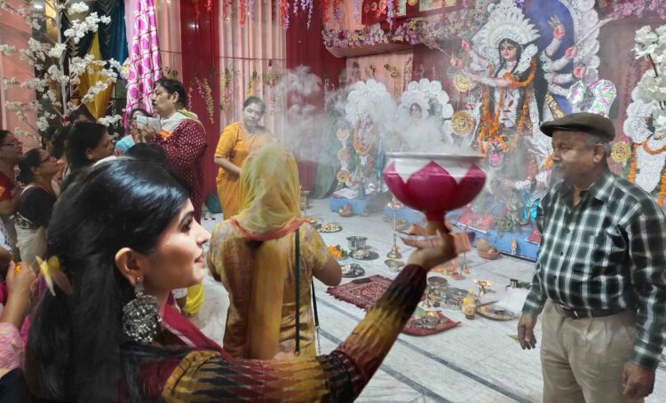बंग भवन में बोधन, आमंत्रण और ढाक-ढोल के साथ हुई मां की पूजा