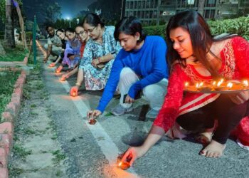 दीपावली का पर्व धूमधाम से मनाया गया, शहीदों की याद में जलाए गए दीये
