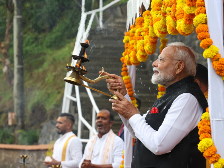 PM Modi Offers Prayers at Ganga Talao in Mauritius, Immerses Maha Kumbh Gangajal