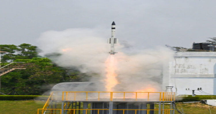 भारत ने किया स्वदेशी वर्टिकली-लॉन्च्ड शॉर्ट-रेंज सरफेस-टू-एयर मिसाइल का सफल परीक्षण