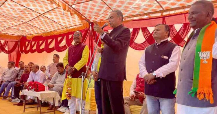मलोया जनता दरबार में संजय टंडन ने सुनी लोगों की समस्याएं