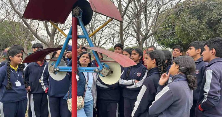 AKSIPS-45 Smart School Students Visit Botanical Garden & Energy Park to Learn About Renewable Energy