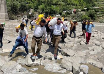 धराली आपदा के बाद कठिन रास्तों से राशन पहुंचा रहे स्वयंसेवक, मंदिर में चल रहा सामूहिक भोजन