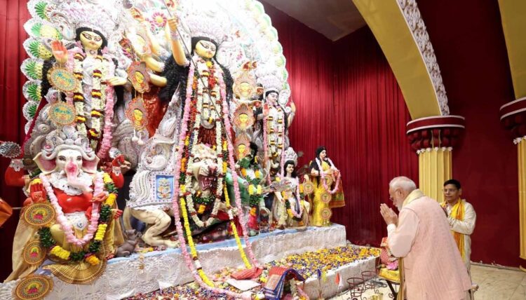 प्रधानमंत्री मोदी ने अष्टमी के दिन सीआर पार्क में मां दुर्गा और मां काली के किए दर्शन, सुरक्षा के मद्देनज़र ट्रैफिक एडवाइजरी जारी