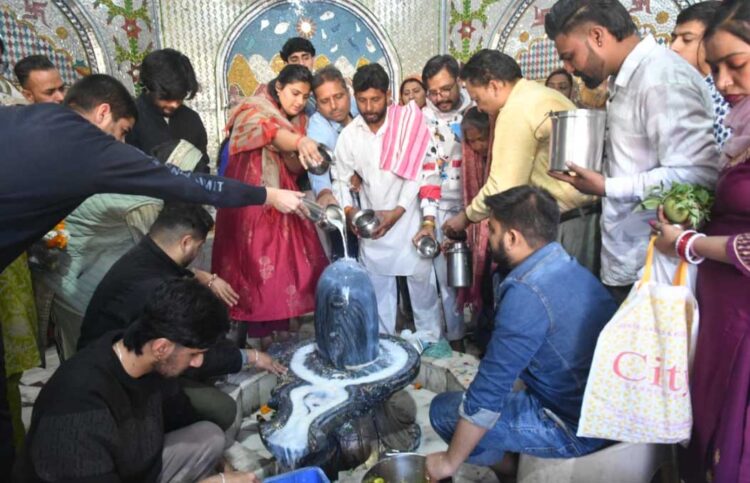 महाशिवरात्रि पर सनातन संस्था ने शिव पूजा के शास्त्रीय महत्व पर लगाई ग्रंथ प्रदर्शनी