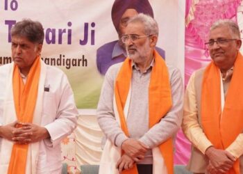 हाउसिंग सोसाइटीज के निवासियों से मिले सांसद मनीष तिवारी, प्रशासन की ‘लालफीताशाही’ के खिलाफ उठाई आवाज