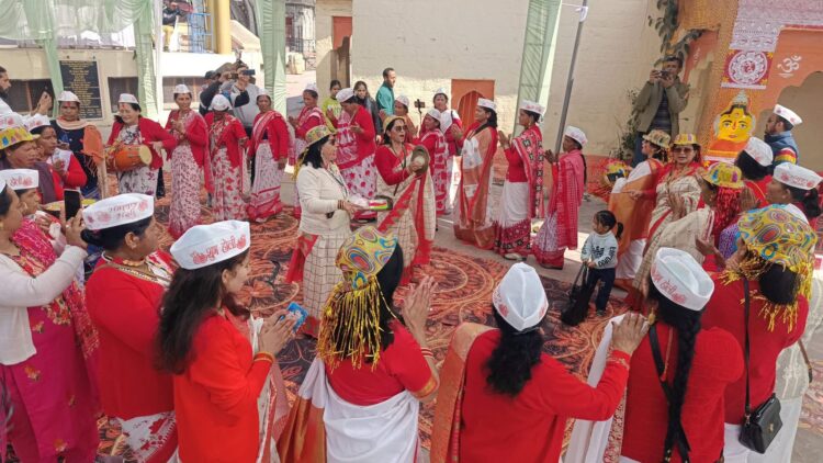 कुमाऊं की पारंपरिक होली: देव आराधना, ‘थान’ परंपरा और ‘स्वांग’ का अनूठा संगम; नई पीढ़ी भी संजो रही है लोक संस्कृति