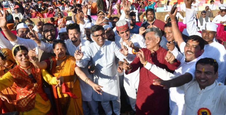 चंडीगढ़: कुमाऊं सभा के भव्य ‘होली मिलन समारोह’ में बिखरे लोक संस्कृति के रंग, छोलिया नृत्य और पारंपरिक गीतों पर झूमे लोग