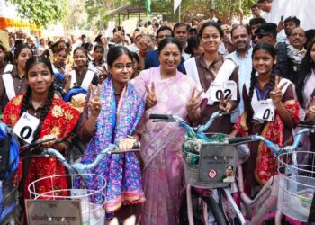 Delhi CM Rekha Gupta Distributes 1,000 Bicycles to Girl Students on Kanya Pujan