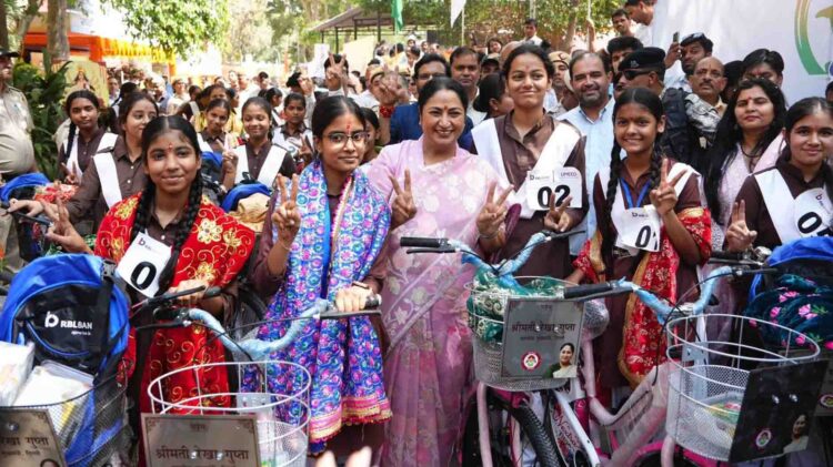 Delhi CM Rekha Gupta Distributes 1,000 Bicycles to Girl Students on Kanya Pujan