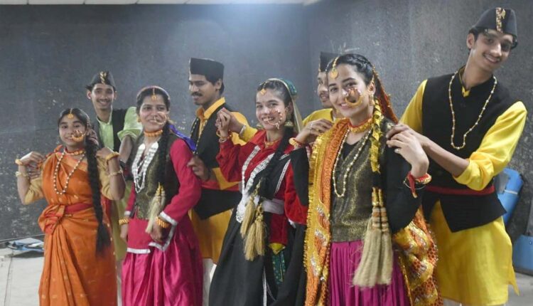 टैगोर थियेटर में उत्तराखंडी संस्कृति की झलक, ‘म्यर मुल्क मेरी पहचान’ कार्यक्रम में लोक कलाकारों ने बांधा समां