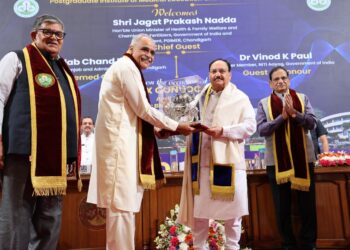 Jagat Prakash Nadda, Hon’ble Union Minister of Health & Family Welfare and Chemicals & Fertilizers, Government of India being felicitated by Prof. Vivek Lal, Director PGIMER, Shri Gulab Chand Kataria, Hon’ble Governor of Punjab and Administrator, UT Chandigarh and Dr. Vinod K. Paul, Former Member, NITI Aayog also present.