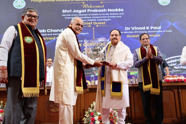 Jagat Prakash Nadda, Hon’ble Union Minister of Health & Family Welfare and Chemicals & Fertilizers, Government of India being felicitated by Prof. Vivek Lal, Director PGIMER, Shri Gulab Chand Kataria, Hon’ble Governor of Punjab and Administrator, UT Chandigarh and Dr. Vinod K. Paul, Former Member, NITI Aayog also present.