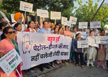 Chandigarh Congress Stages Protest in Maloya Against Third Consecutive Fuel Price Hike