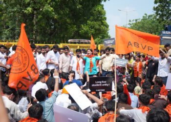ABVP Stages Siege of Punjab Assembly Over Paper Leaks and Education Crisis; Demands Resignation of Education Minister