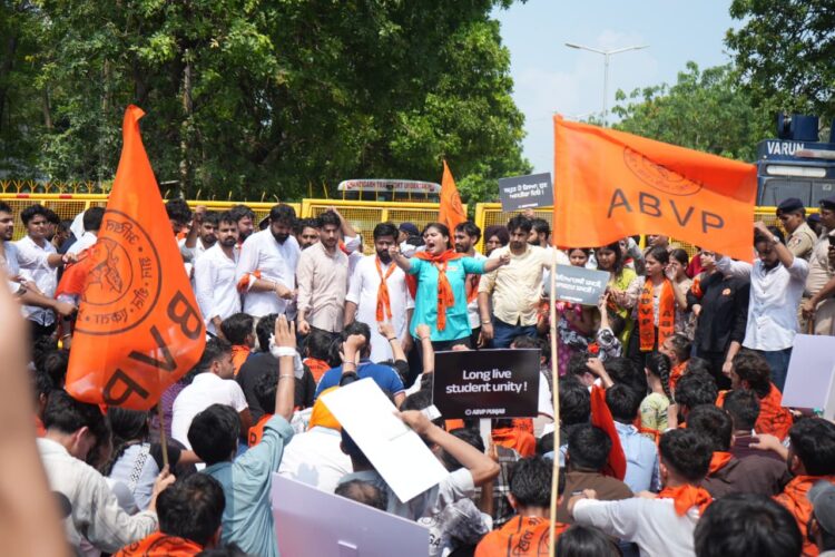 ABVP Stages Siege of Punjab Assembly Over Paper Leaks and Education Crisis; Demands Resignation of Education Minister