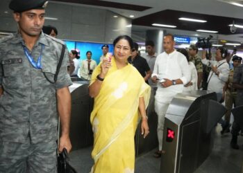 Delhi CM Rekha Gupta Launches ‘Metro Monday’ Initiative to Promote Public Transport and Fuel Conservation