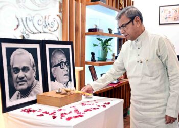 Haryana Governor Pays Tribute to JP Narayan and Atal Bihari Vajpayee on 50th Anniversary of the Emergency