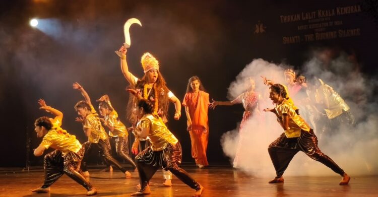 ‘शक्ति – द बर्निंग साइलेंस’ ने टैगोर थिएटर में शास्त्रीय नृत्य और सामाजिक संदेश से दर्शकों को किया भावविभोर