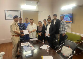 नई दिल्ली के संसद मार्ग पुलिस थाने में पुलिस अधिकारियों को ज्ञापन सौंपते हुए सर्वोच्च न्यायालय के अधिवक्ता मकरंद अडकर, अधिवक्ता अमिता सचदेवा, अधिवक्ता अतुल शर्मा, अधिवक्ता मयंक द्विवेदी, अधिवक्ता केशरी सत्या, अधिवक्ता पार्थ यादव, अधिवक्ता यादवेंद्र सक्सेना तथा हिन्दू जनजागृति समिति के दिल्ली राज्य समन्वयक श्री कार्तिक सालुंखे एवं श्री श्रीराम लुकतुके।