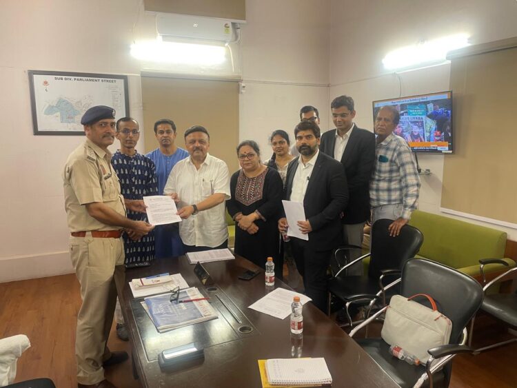 नई दिल्ली के संसद मार्ग पुलिस थाने में पुलिस अधिकारियों को ज्ञापन सौंपते हुए सर्वोच्च न्यायालय के अधिवक्ता मकरंद अडकर, अधिवक्ता अमिता सचदेवा, अधिवक्ता अतुल शर्मा, अधिवक्ता मयंक द्विवेदी, अधिवक्ता केशरी सत्या, अधिवक्ता पार्थ यादव, अधिवक्ता यादवेंद्र सक्सेना तथा हिन्दू जनजागृति समिति के दिल्ली राज्य समन्वयक श्री कार्तिक सालुंखे एवं श्री श्रीराम लुकतुके।