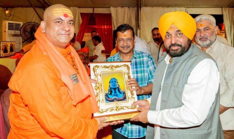 Kejriwal and CM Mann Join Thousands in Pathankot for ‘Ek Shaam Bhagwan Shiv Ke Naam’; Announce New Pilgrim Routes & Direct Transfers