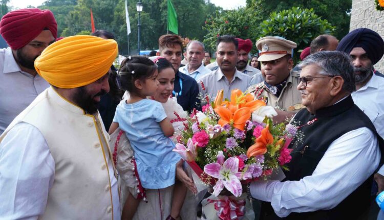स्वतंत्रता दिवस पर पंजाब के राज्यपाल गुलाब चंद कटारिया ने आयोजित किया ‘एट होम’ समारोह