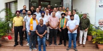 State President Jatinder Pal Malhotra formally inducted the five-time Vyapar Mandal chief into the party at the 'Kamalam' office, aiming to strengthen trader representation