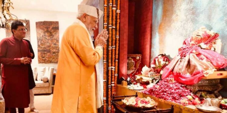 PM Modi Visits Union Minister Piyush Goyal’s Residence for Ganpati Darshan