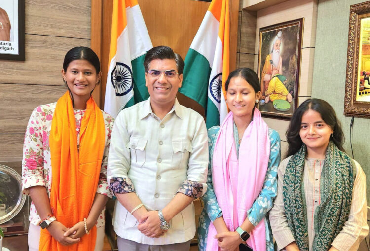 पीजीजीसीजी-11 छात्र संघ चुनाव में एबीवीपी की जीत, मेयर सौरभ जोशी ने विजेता छात्र नेताओं को किया सम्मानित
