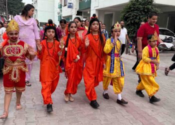 पेंटा होम्स सोसायटी में धूमधाम से मनाया दशहरा, बच्चों ने रामायण के पात्रों का रूप धारण कर मोहा मन
