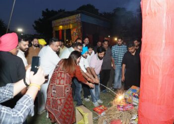 सेक्टर-41 में बबीता पठानिया और उपिंदर पठानिया ने किया रावण दहन